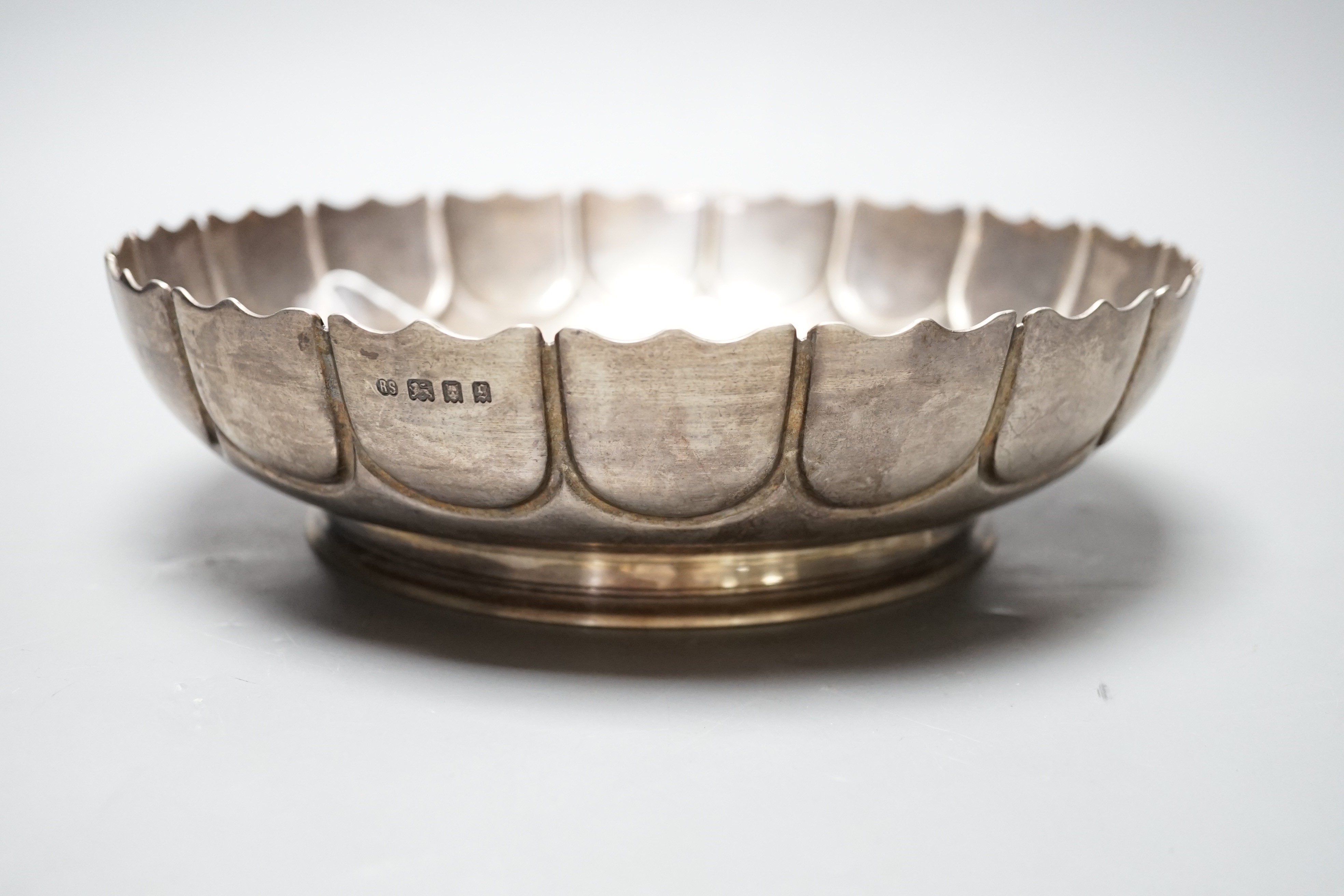 A George V silver shallow fruit bowl, Robert Stewart, London, 1922, diameter 24.5cm, 22.2oz.